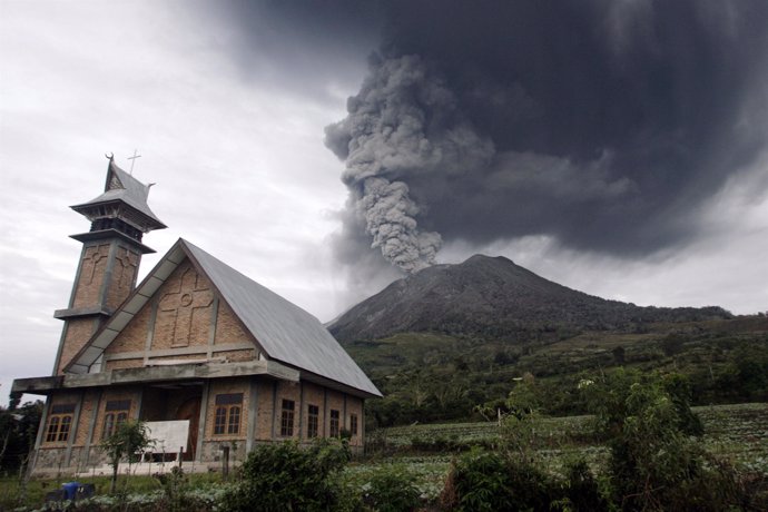Erupción del volcán Sinabung en Sumatra