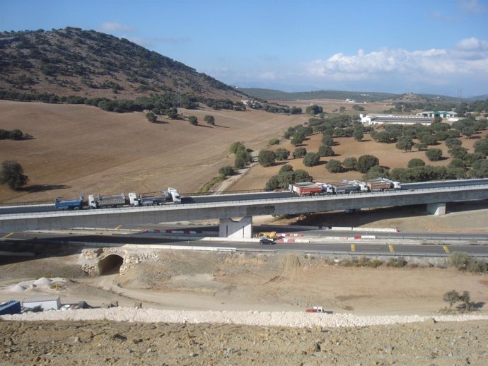 Imagen de la prueba de carga estática en el viaducto sobre la autovía A-92 y el 