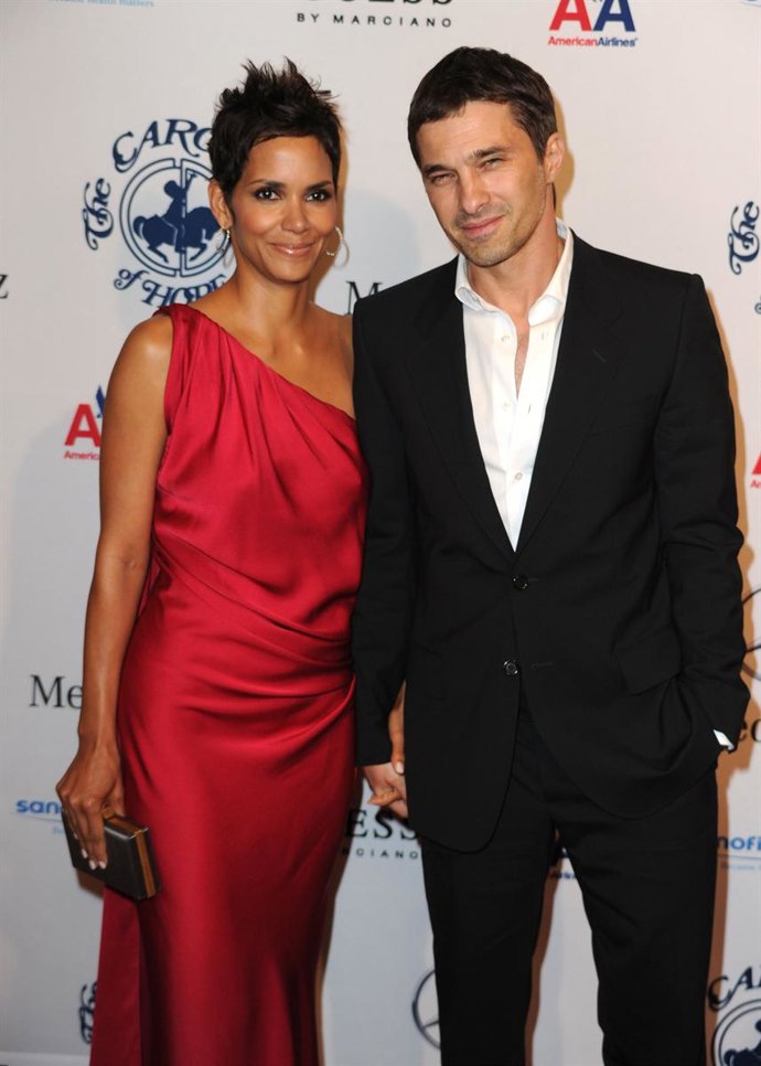 Halle Berry y Olivier Martinez posan juntos en el Carousel of Hope celebrado en 