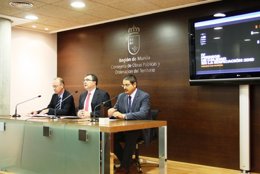 El consejero de Obras Públicas y Ordenación del Territorio, José Ballesta, acomp