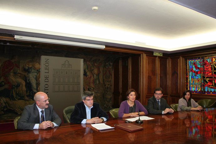 Firma del convenio entre el Ayuntamiento de León y Barceló Viajes.