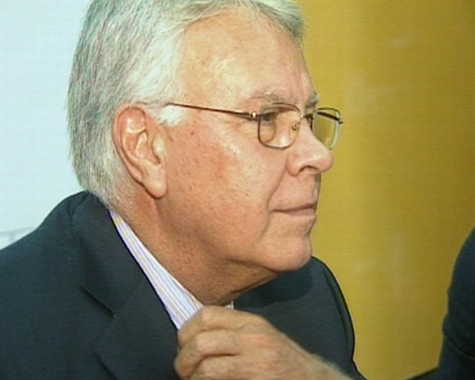 Felipe González ve correcta la remodelación del Gobierno