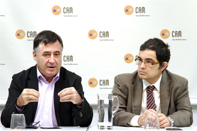 El periodista Gervasio Sánchez (izquierda) ofrece un avance sobre su intervenció