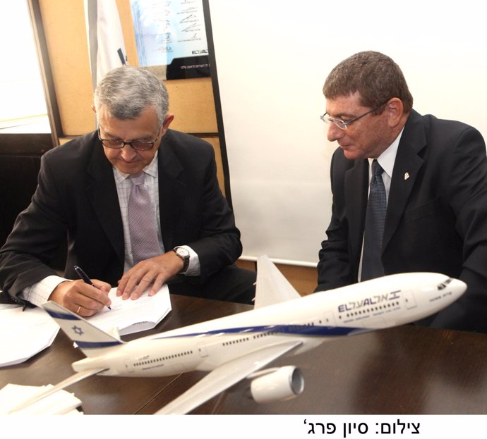 Los presidentes de EL AL y de la Fundación Familia de Nazareth durante la firma 