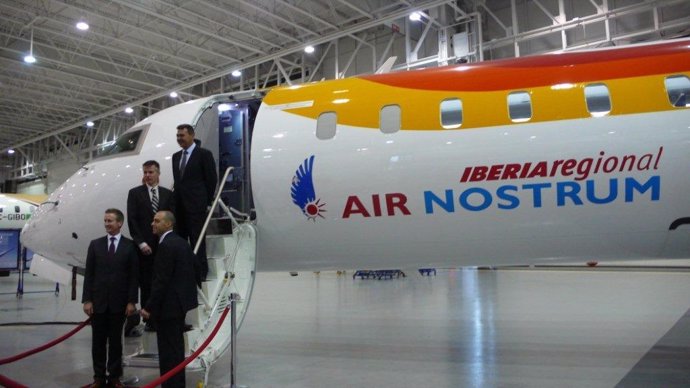 Responsables de Air Nostrum junto con el nuevo avión