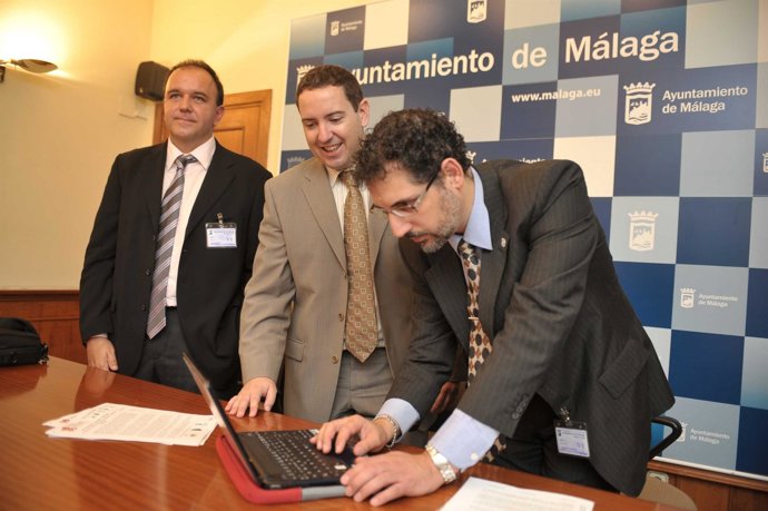 Benito, Salas y Barrionuevo en la presentación de la Libre Software World Confer