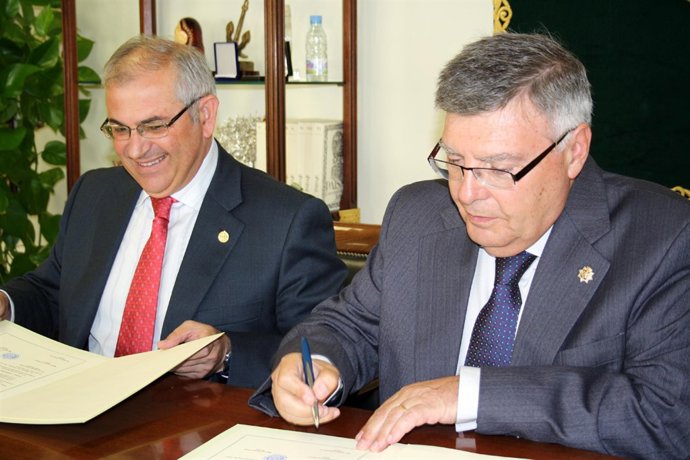 Parras y Carmona firmando el documento.