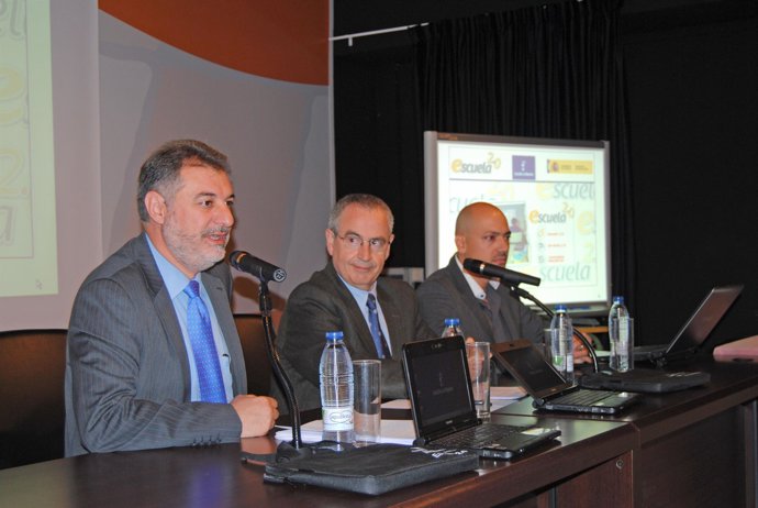 El viceconsejero de Educación (C) en la reunión con padres de alumnos