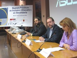El consejero de Educación, Formación y Empleo, Constantino Sotoca, (centro) inau