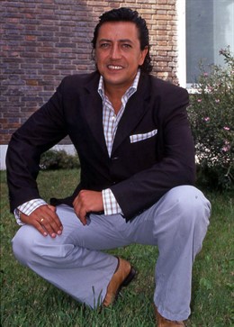 Posado de Ernesto Neyra en la presentación del programa de televisión de María T