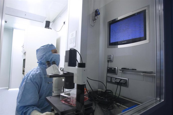 Un técnico trabaja en la unidad de producción de la UVA.