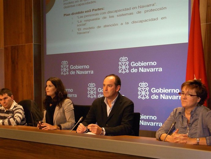 García Malo presenta el plan junto a miembros del Cormin.