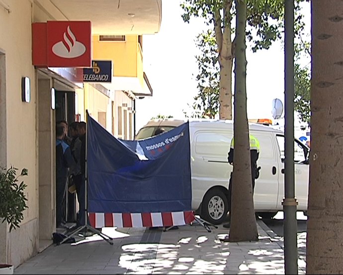 Muere una mujer en un atraco a un banco de Cambrils