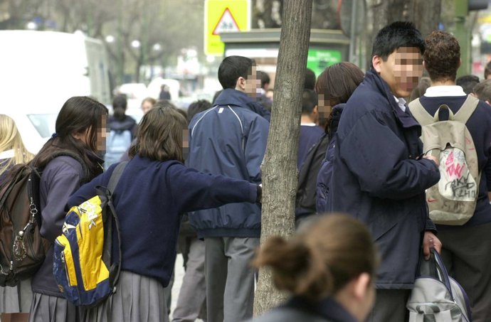 Niños saliendo de un colegio