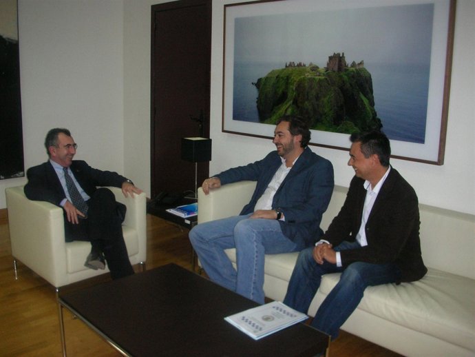 Reunión mantenida entre el primer teniente de alcalde, Víctor Manuel Martínez, e