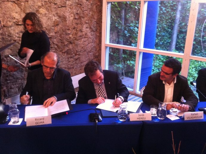 El alcalde, Jordi Hereu y el teniente de alcalde, Ricard Gomà firman el manifies