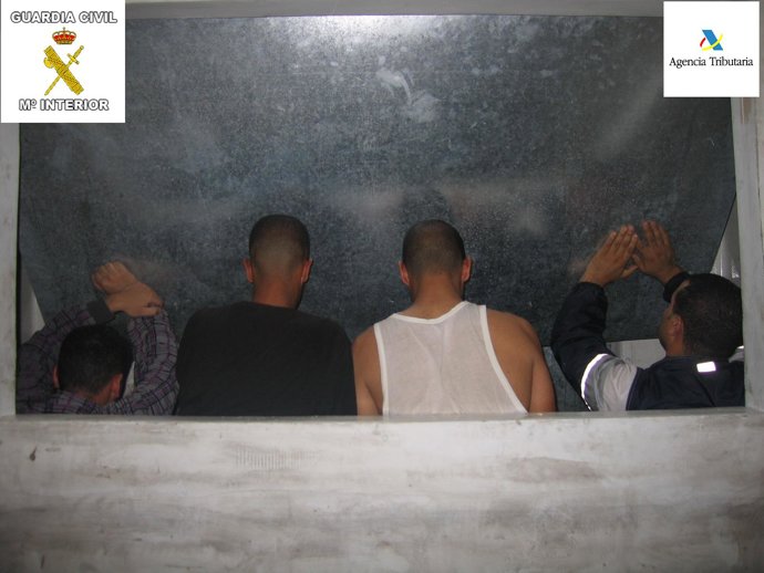 Localizados Cuatro Polizones Ocultos En El Doble Fondo De Una Batea Que Embarcab