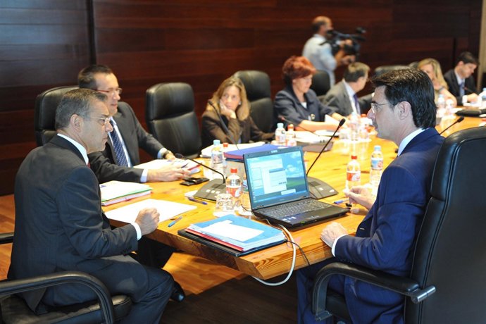 El presidente del Gobierno canario, Paulino Rivero, y el presidente del PP en Ca