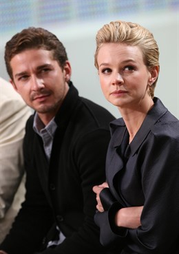 Shia LaBeouf y Carey Mulligan en un programa de televisión 