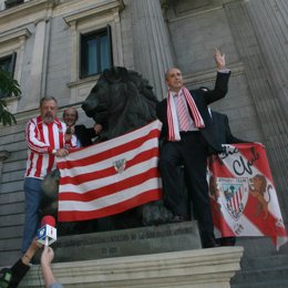 Josu Erkoreka viste del Athletic al león del Congreso