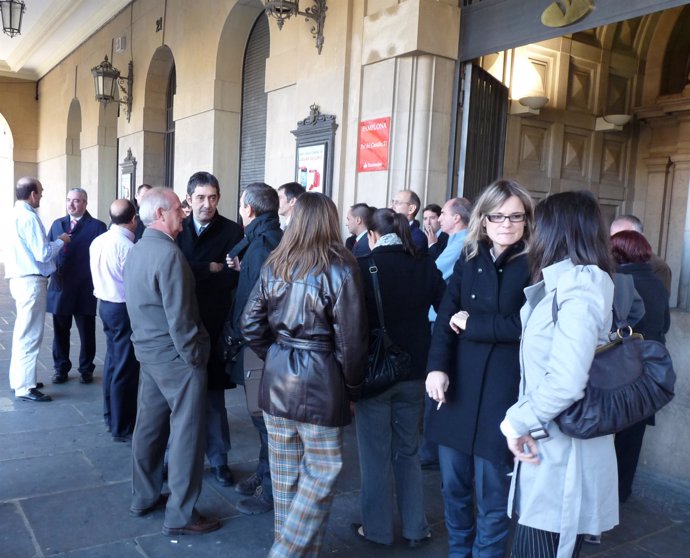 Concentración de trabajadores del Banco Santander en Pamplona tras el asesinato 