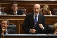 Rubalcaba acusa al PP de seguir la táctica de los delincuentes