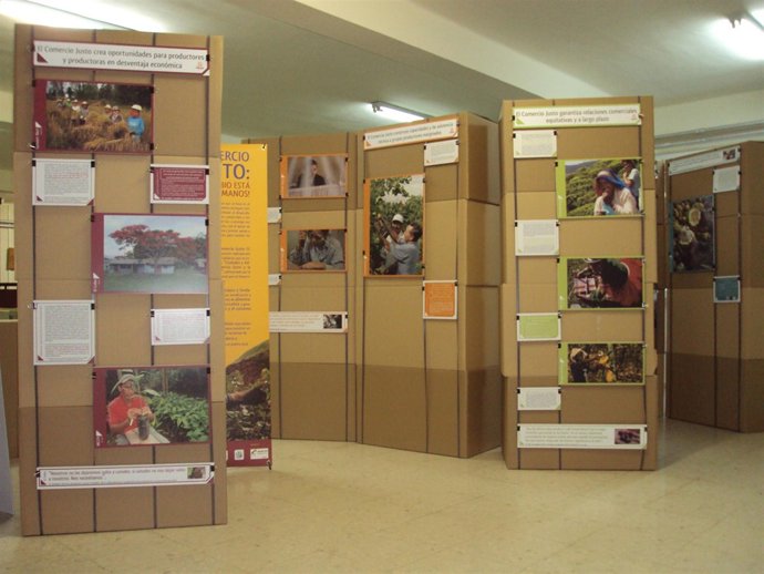 Paneles de la exposición 'El cambio está en tus manos'