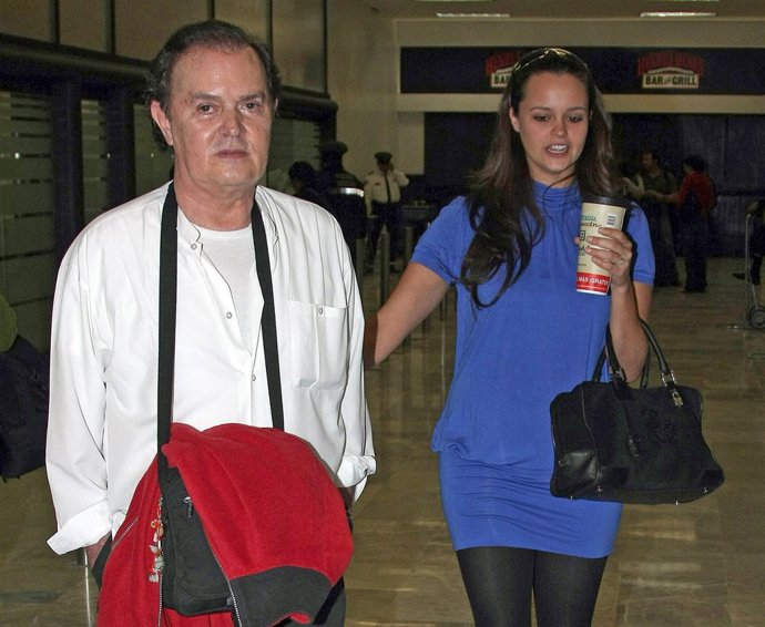 Antonio Morales Junior y Shaila Dúrcal en el aeropuerto de México 