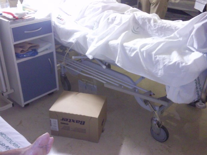 caja de cartón junto a camilla con paciente