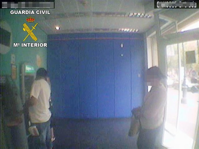 El autor, ojeando el número secreto de una clienta de la caja