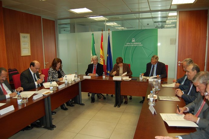 Firma de acuerdo entre la Consejería de Obras Públicas y Vivienda y las Autorida