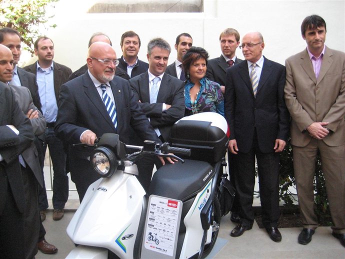 El conseller Huguet e impulsores del proyecto de motocicleta eléctrica Mius