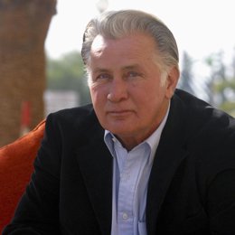 Martin Sheen actor posando