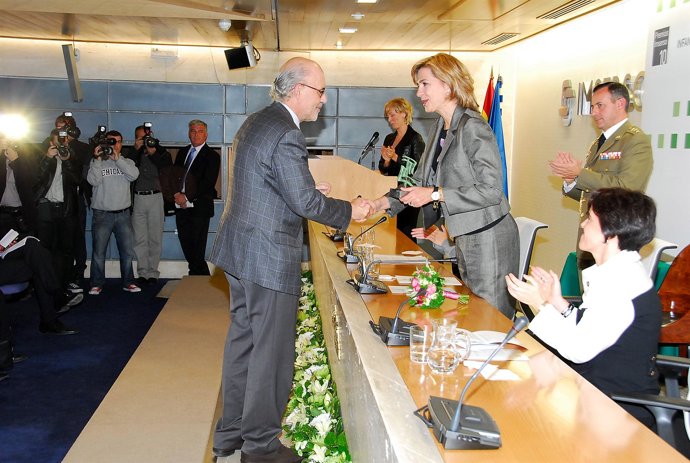 La Infanta Cristina entrega el premio Imserso al director general del Inteco