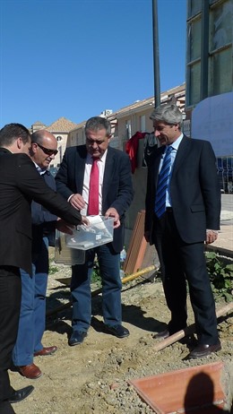 Pulido coloca la primera piedra.