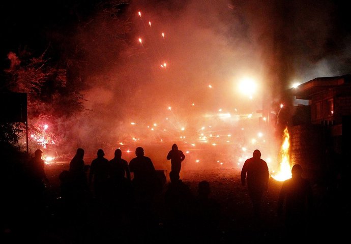 Disturbios en Italia (Napolés) por un contenedor de basuras