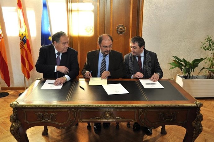 El alcalde de Ejea y responsables de la empresa firman el convenio