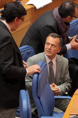 Agustín Hernández comparecerá no Pleno do Parlamento para explicar varios asunto