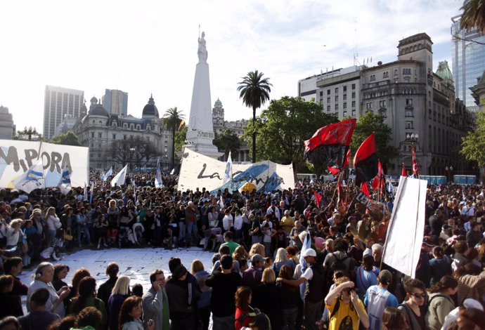 Miles de argentinos rinden homenaje al ex presidente Néstor Kirchner