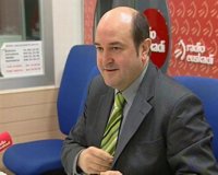 Ortuzar dice PNV no hará de "intermediador" porque "el mundo de Batasuna y del Gobierno tienen suficientes contactos"