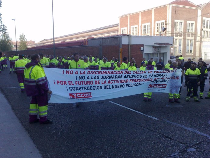 Trabajadores de Renfe se manifiestan a las puertas del taller de Valladolid.