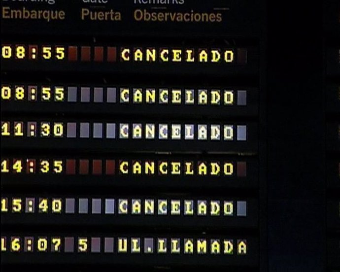 Panel informativo con vuelos cancelados