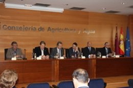 El consejero de Agricultura y Agua, Antonio Cerdá, 3i, junto con el secretario g