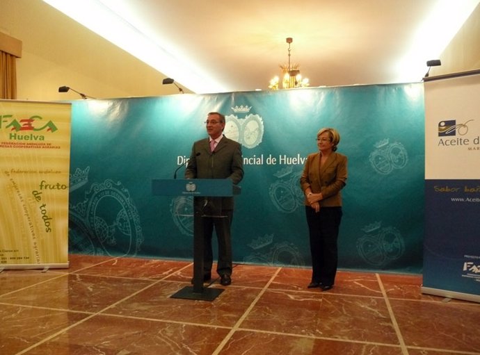 El presidente de FAECA-Huelva, Francisco Javier Contreras, junto a la presidenta