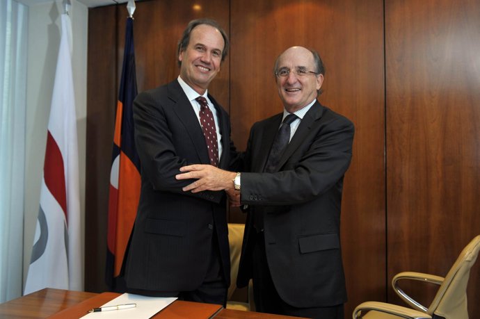 El presidente de Repsol, Antonio Brufau, y el presidente del Grupo Kuo, Fernando