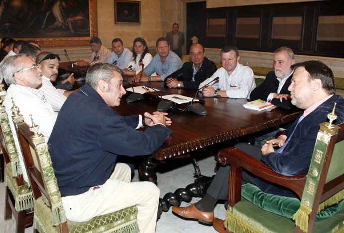 El alcalde con el comité de empresa de la base aérea.