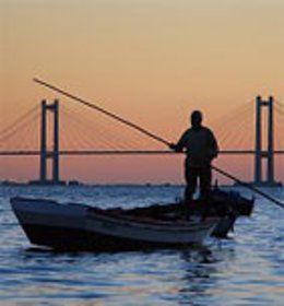 Pescador en la Ría de Vigo