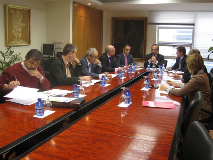 El consejero preside la reunión