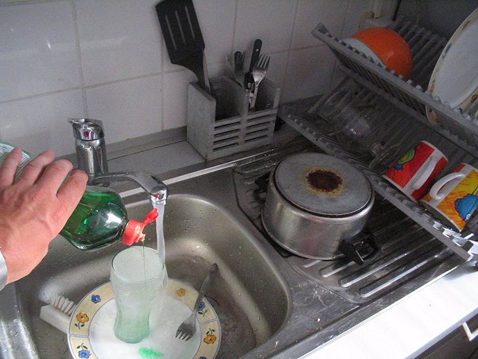 Mujer limpiando los platos
