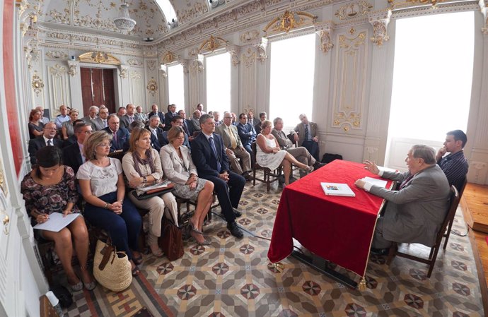 El alcalde de Las Palmas de Gran Canaria, Jerónimo Saavedra, en una reunión con 